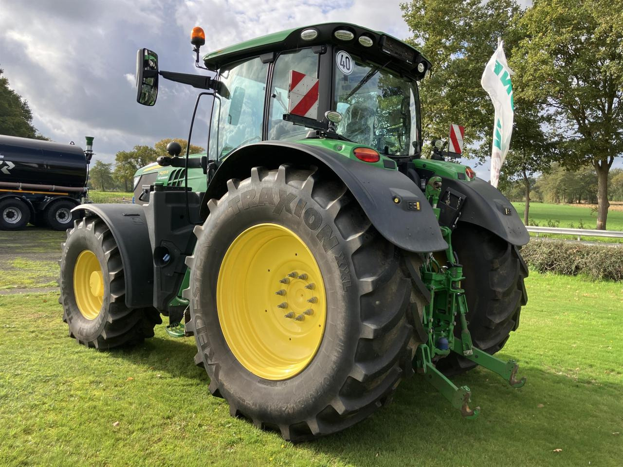 Traktor John Deere 6215R: obrázek 6 Traktor John Deere 6215R: obrázek 6