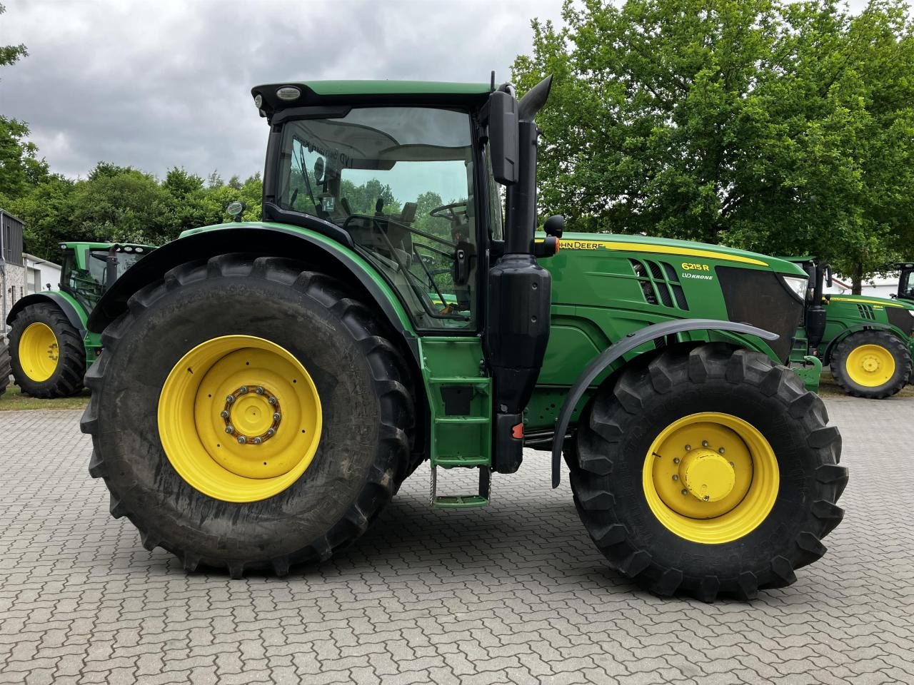 John Deere 6215R - Traktor: obrázek 2 John Deere 6215R - Traktor: obrázek 2
