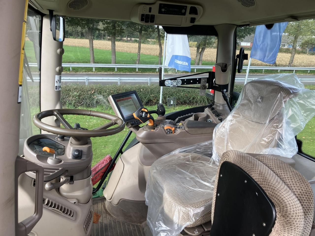 Traktor John Deere 6215R: obrázek 10 Traktor John Deere 6215R: obrázek 10