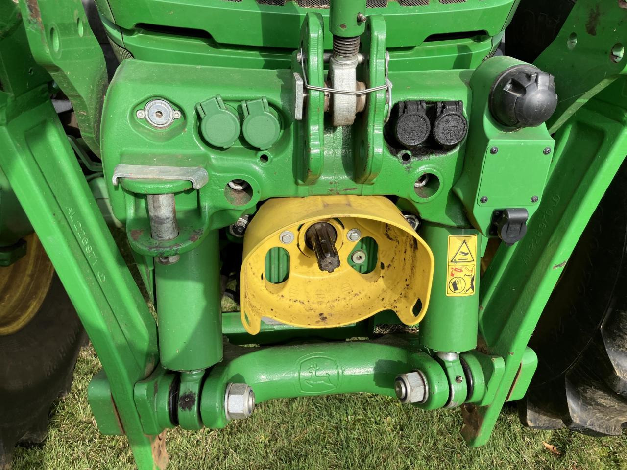 Traktor John Deere 6215R: obrázek 9 Traktor John Deere 6215R: obrázek 9