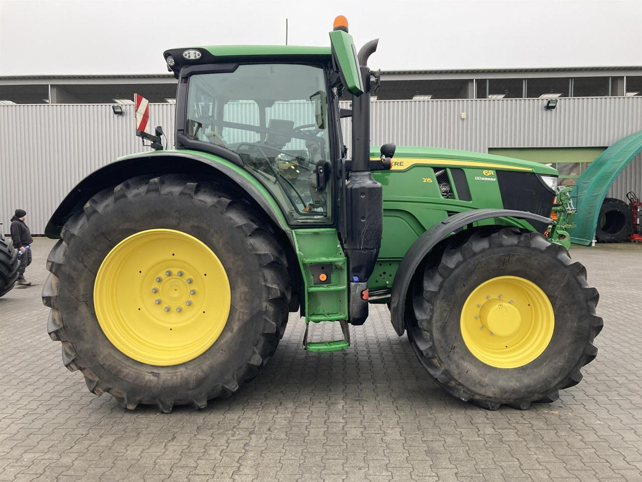 John Deere 6R 215 - Traktor: obrázek 4 John Deere 6R 215 - Traktor: obrázek 4