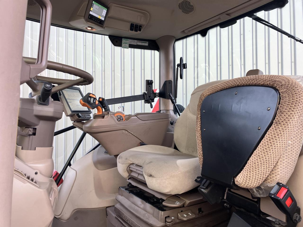 John Deere 6R 215 - Traktor: obrázek 5 John Deere 6R 215 - Traktor: obrázek 5