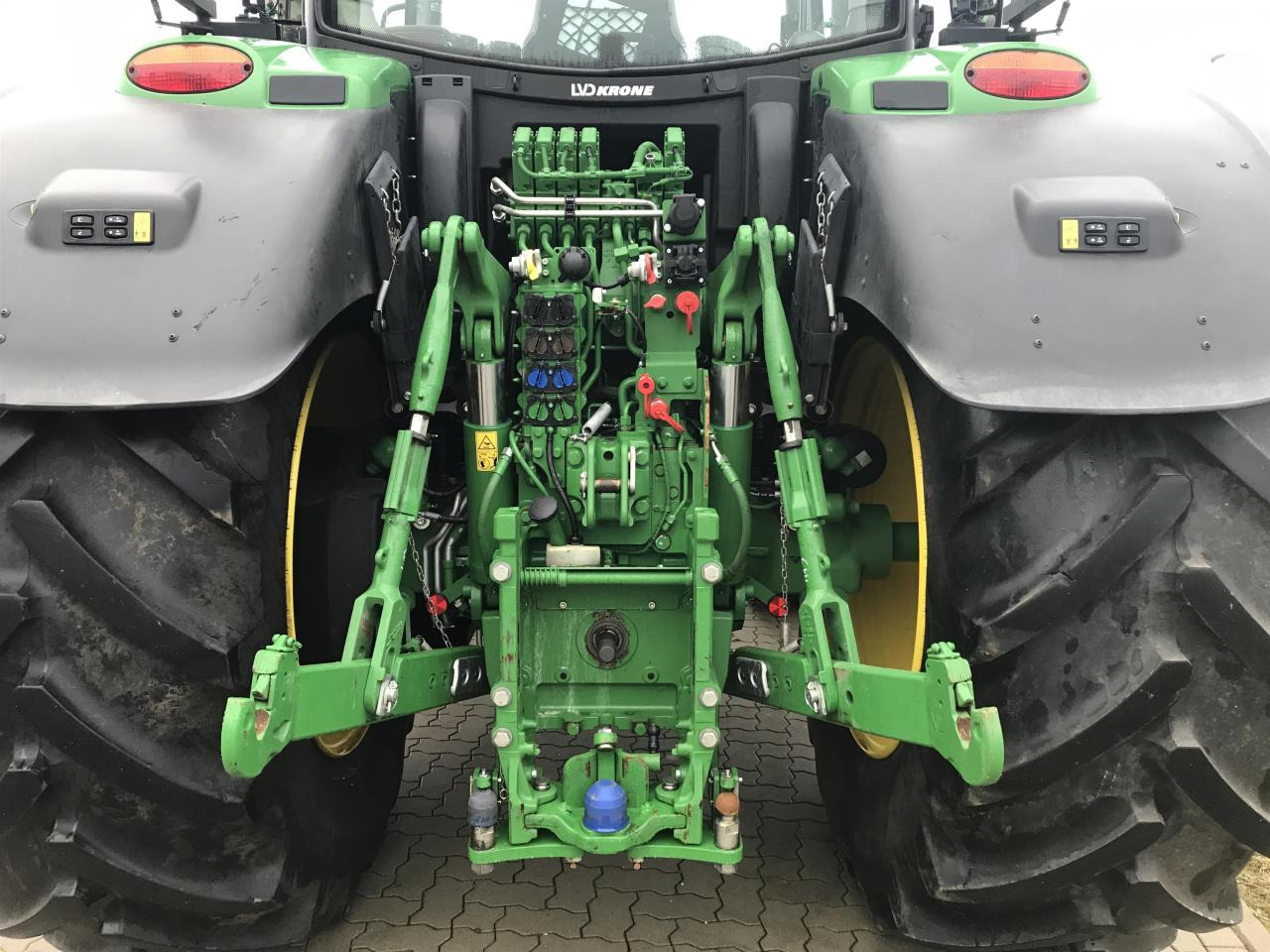 John Deere 6R 215 - Traktor: obrázek 4 John Deere 6R 215 - Traktor: obrázek 4