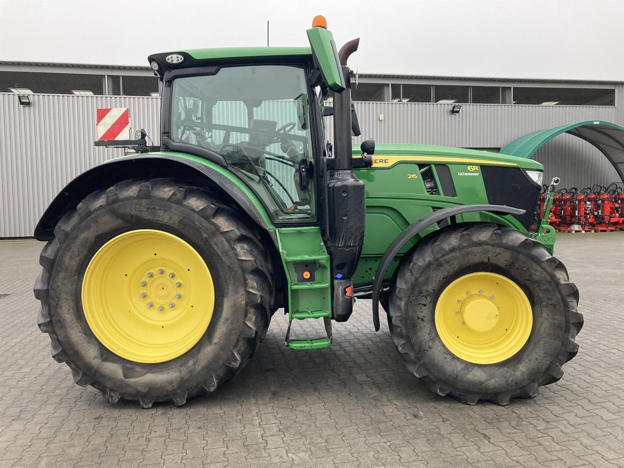 John Deere 6R 215 - Traktor: obrázek 4 John Deere 6R 215 - Traktor: obrázek 4
