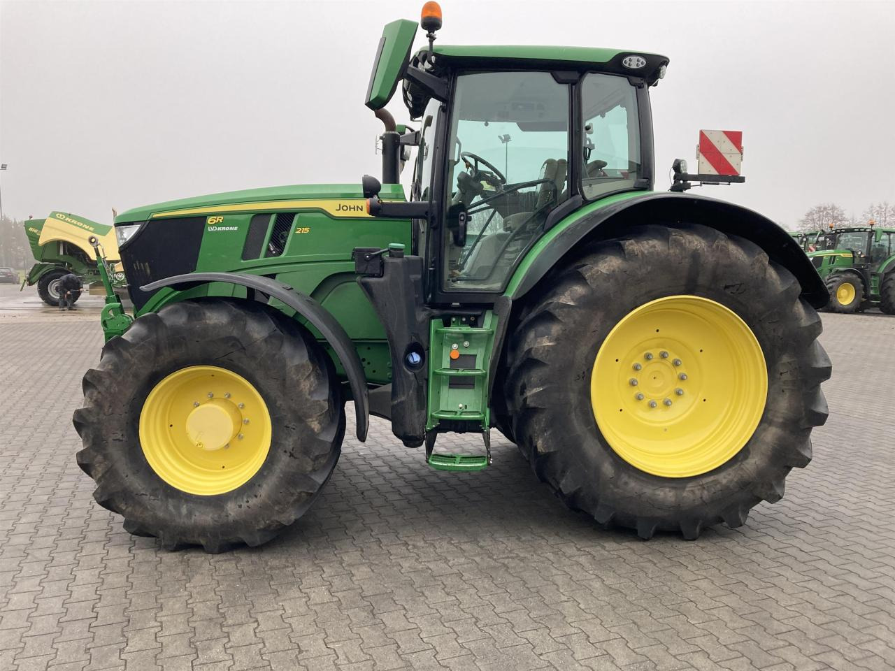John Deere 6R 215 - Traktor: obrázek 2 John Deere 6R 215 - Traktor: obrázek 2