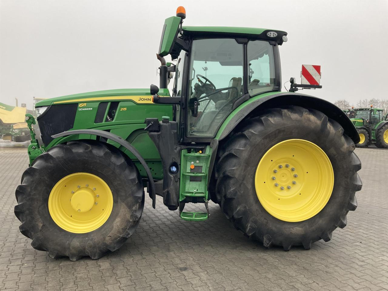 John Deere 6R 215 - Traktor: obrázek 2 John Deere 6R 215 - Traktor: obrázek 2