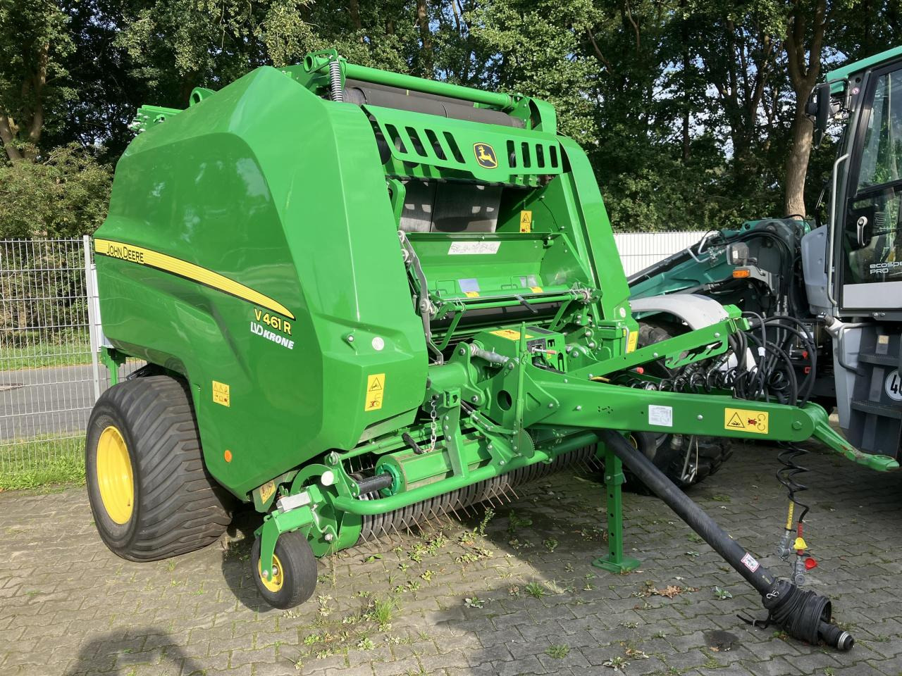 John Deere V461R - Lis na válcové balíky: obrázek 1 John Deere V461R - Lis na válcové balíky: obrázek 1