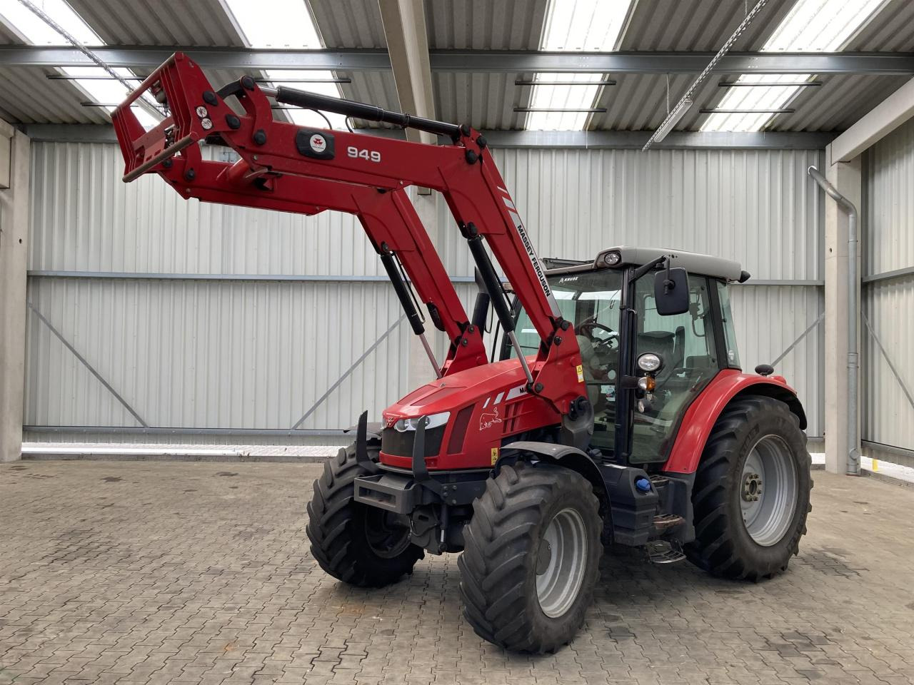Massey Ferguson 5611 Dyna 4 - Traktor: obrázek 1 Massey Ferguson 5611 Dyna 4 - Traktor: obrázek 1