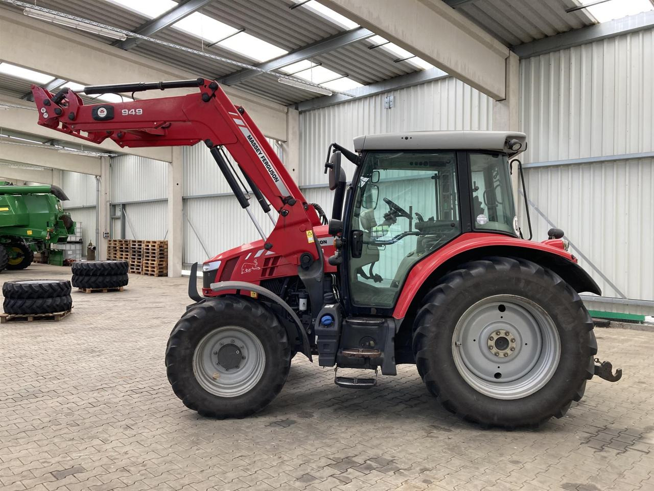 Massey Ferguson 5611 Dyna 4 - Traktor: obrázek 2 Massey Ferguson 5611 Dyna 4 - Traktor: obrázek 2