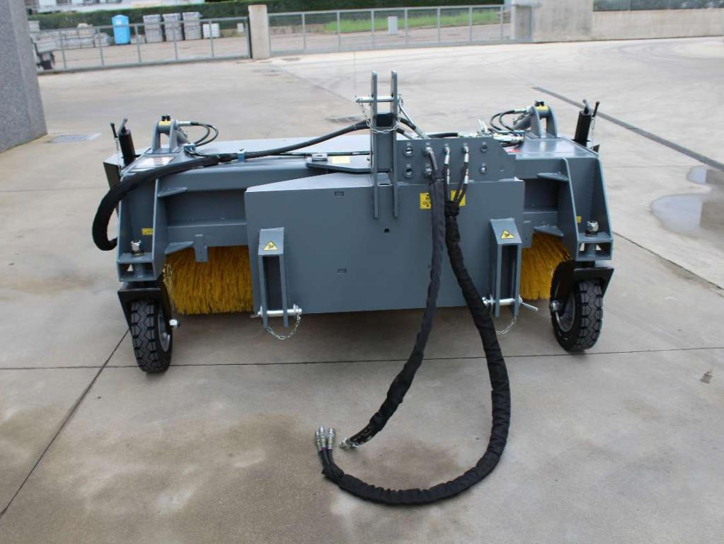 CM Crusher CSK 200 Sweeping Bucket - Zametač pro Smykový nakladač: obrázek 3 CM Crusher CSK 200 Sweeping Bucket - Zametač pro Smykový nakladač: obrázek 3