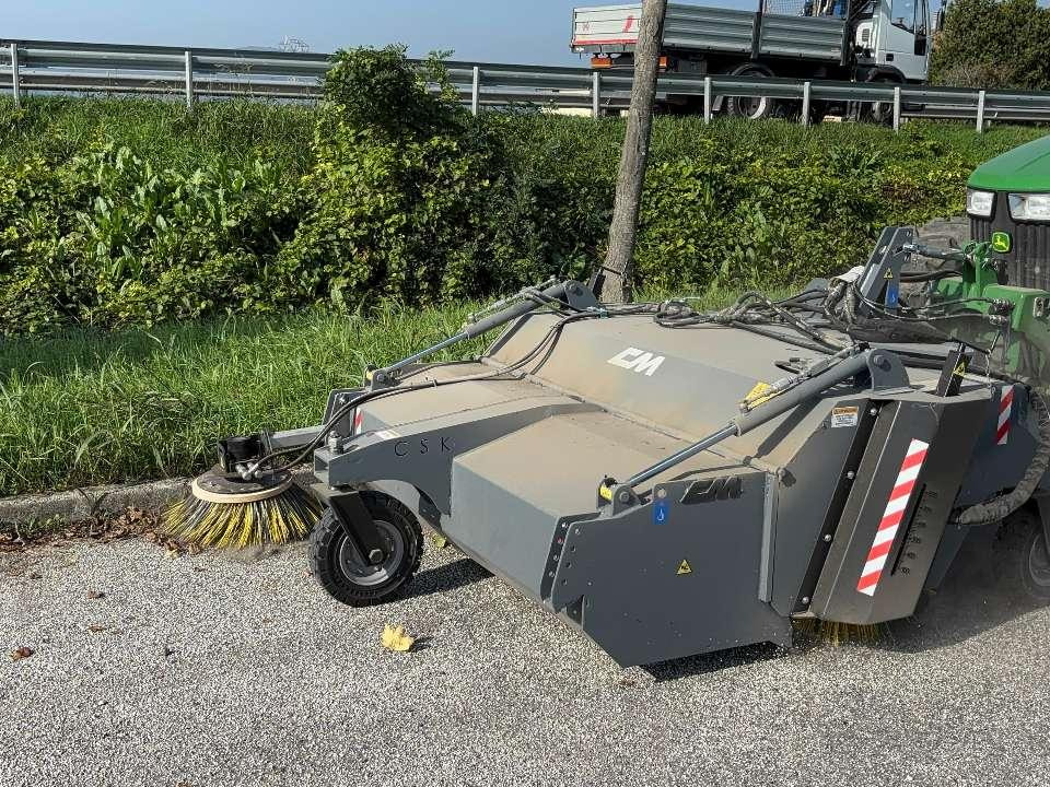 CM Crusher CSK 200 Sweeping Bucket - Zametač pro Smykový nakladač: obrázek 4 CM Crusher CSK 200 Sweeping Bucket - Zametač pro Smykový nakladač: obrázek 4
