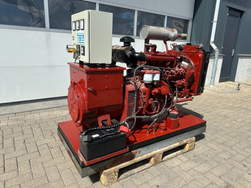 Iveco 8041 I 06.55 Leroy Somer 45 KVA noodstroom generatorset as New ! 104 hours - Elektrický generátor: obrázek 3 Iveco 8041 I 06.55 Leroy Somer 45 KVA noodstroom generatorset as New ! 104 hours - Elektrický generátor: obrázek 3