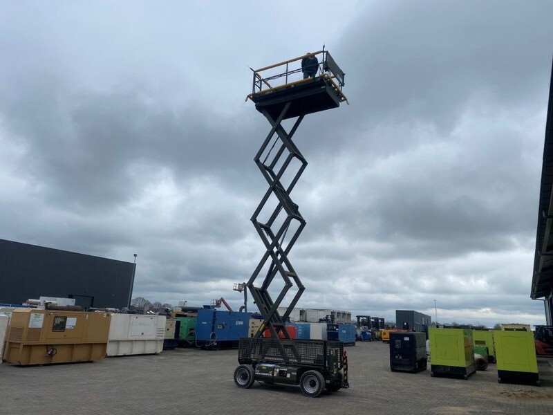 JLG M3369 Hybride Elektra / Diesel 12 meter werkhoogte Schaarhoogwerker Overstock 4 uur ! as New ! - Nůžková plošina: obrázek 2 JLG M3369 Hybride Elektra / Diesel 12 meter werkhoogte Schaarhoogwerker Overstock 4 uur ! as New ! - Nůžková plošina: obrázek 2