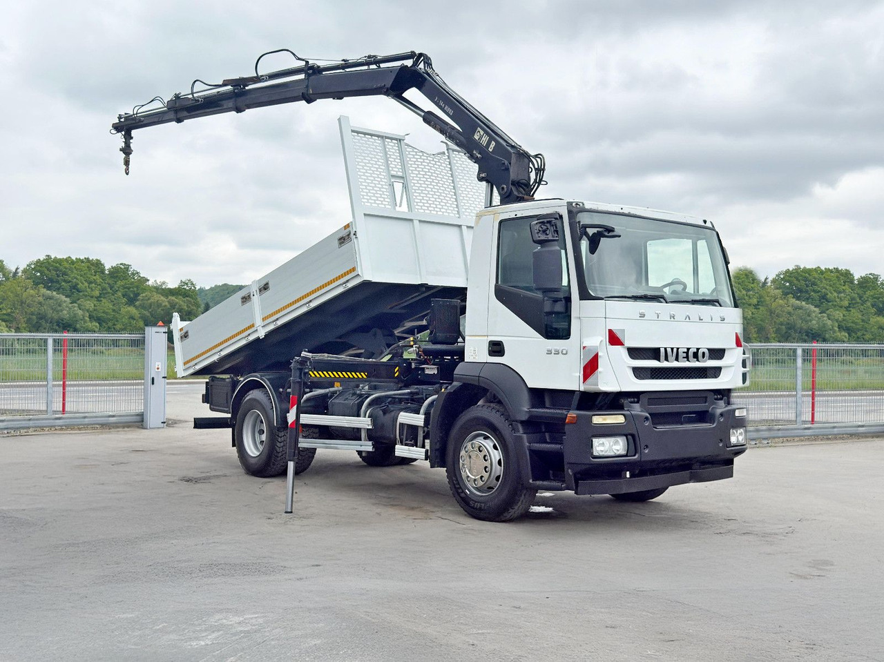 Iveco STRALIS 330 *HIAB 144 BS-3 HIDUO* TOPZUSTAND - Sklápěč, Auto s hydraulickou rukou: obrázek 2 Iveco STRALIS 330 *HIAB 144 BS-3 HIDUO* TOPZUSTAND - Sklápěč, Auto s hydraulickou rukou: obrázek 2