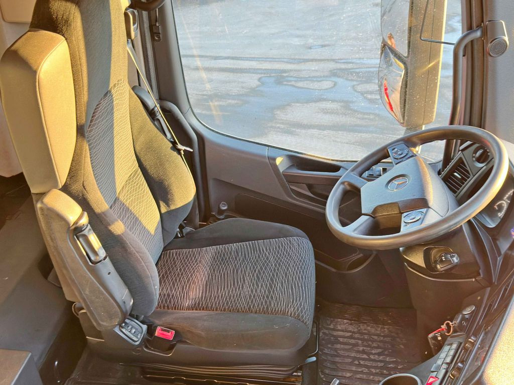 Interior photo 3: Sklápěč, Auto s hydraulickou rukou Mercedes-Benz AROCS 3248 * KIPPER * 8x4 * TOPZUSTAND Mercedes-Benz AROCS 3248 * KIPPER * 8x4 * TOPZUSTAND Interior photo 3: Sklápěč, Auto s hydraulickou rukou Mercedes-Benz AROCS 3248 * KIPPER * 8x4 * TOPZUSTAND Mercedes-Benz AROCS 3248 * KIPPER * 8x4 * TOPZUSTAND