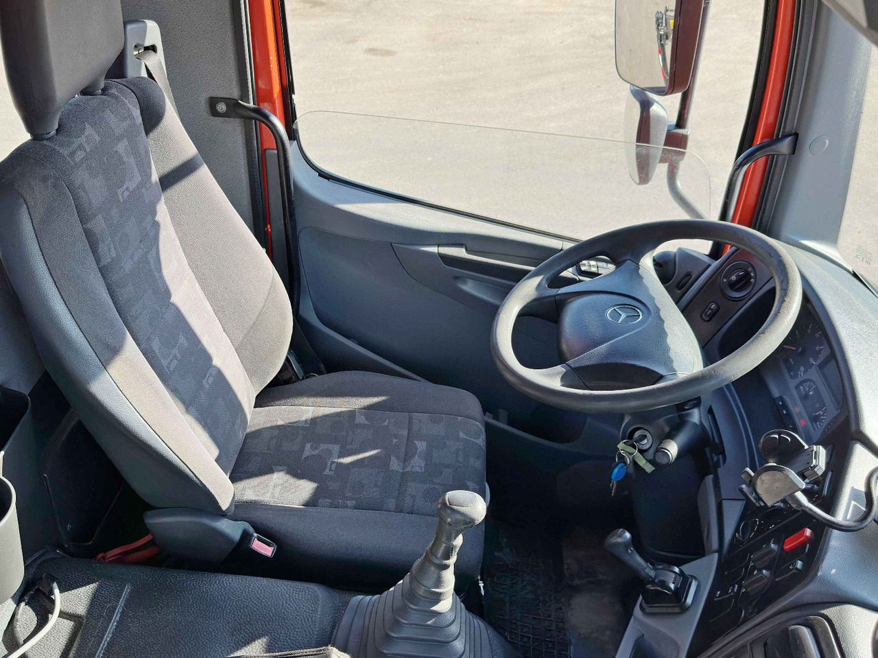 Interior photo 1: Auto s hydraulickou rukou Mercedes-Benz AXOR 1829 * HIAB 1111 HIDUO + FUNK * TOP * 4x4