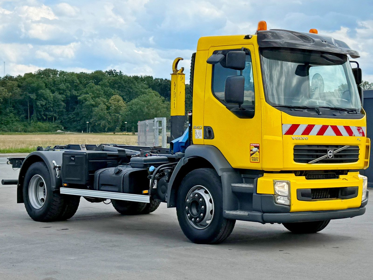 Volvo FL 240 * Abrollkipper * HMF 270 K2 * TOPZUSTAND - Hákový nosič kontejnerů: obrázek 3 Volvo FL 240 * Abrollkipper * HMF 270 K2 * TOPZUSTAND - Hákový nosič kontejnerů: obrázek 3