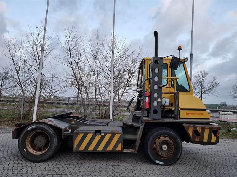 Terberg YT220 - Terminálový traktor: obrázek 3 Terberg YT220 - Terminálový traktor: obrázek 3