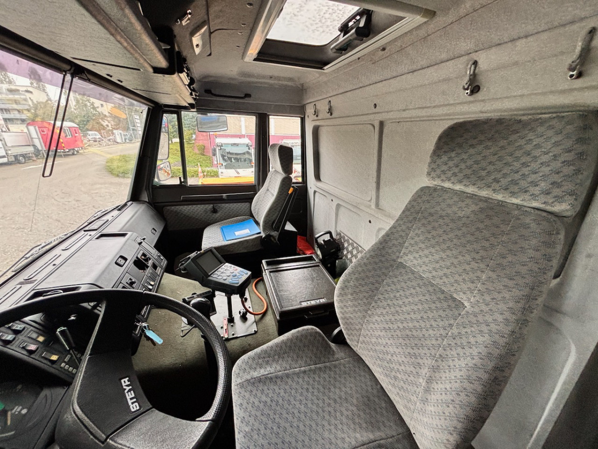 STEYR 26S32/ 6x4 Pisten Enteisung - Plachtový nákladní auto: obrázek 4 STEYR 26S32/ 6x4 Pisten Enteisung - Plachtový nákladní auto: obrázek 4