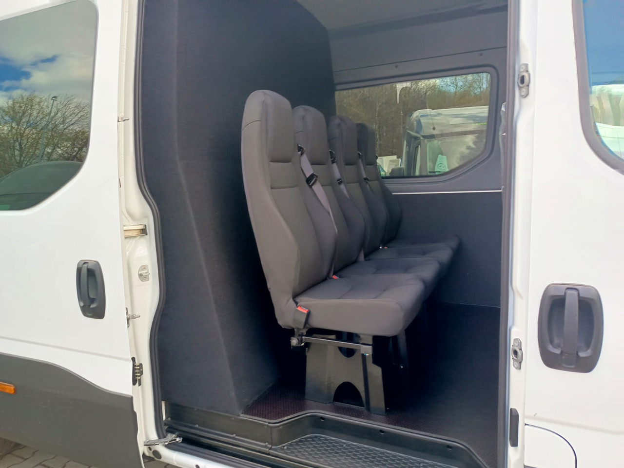 IVECO Daily 35 180 7-Sitzer - Mikrobus, Dodávka s dvojitou kabinou: obrázek 1 IVECO Daily 35 180 7-Sitzer - Mikrobus, Dodávka s dvojitou kabinou: obrázek 1