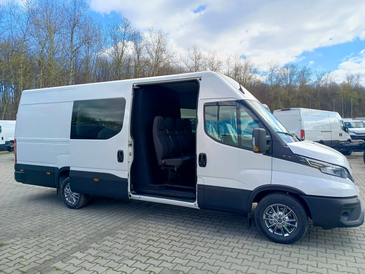 IVECO Daily 35 180 7-Sitzer - Mikrobus, Dodávka s dvojitou kabinou: obrázek 2 IVECO Daily 35 180 7-Sitzer - Mikrobus, Dodávka s dvojitou kabinou: obrázek 2