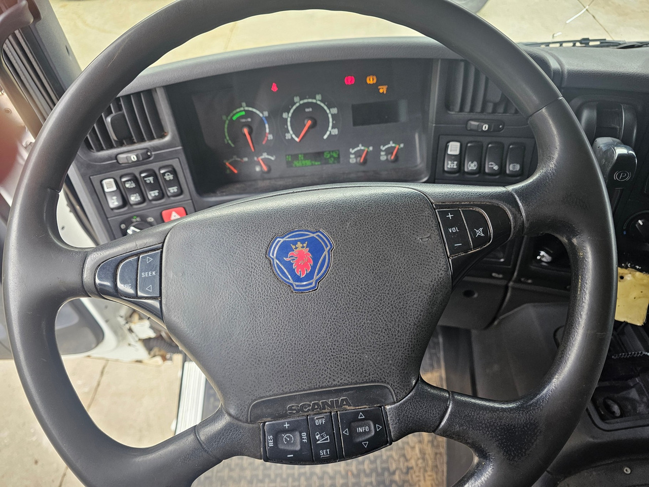 Cisternové vozidlo Scania P420 6x2*4: obrázek 6