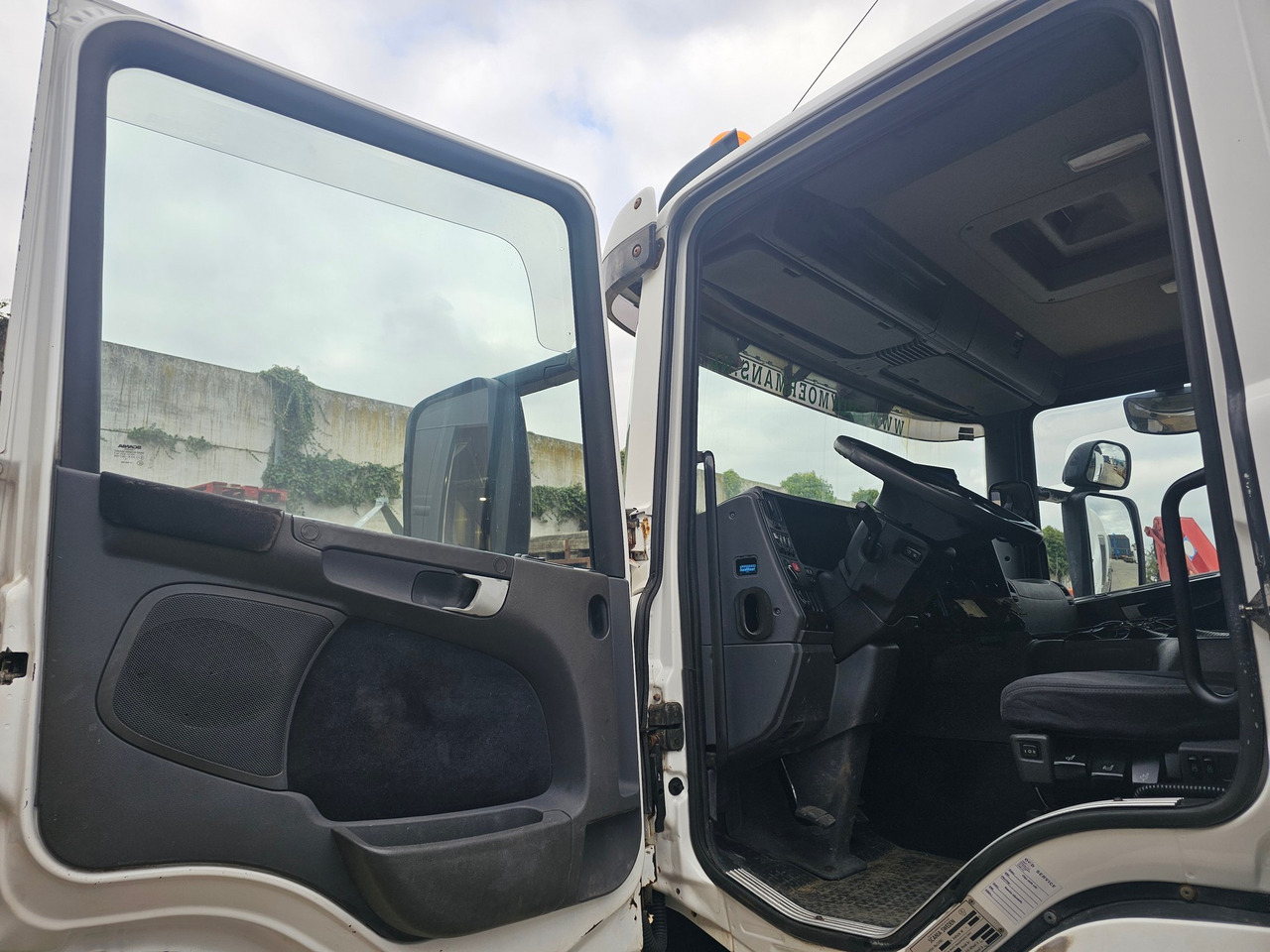 Cisternové vozidlo Scania P420 6x2*4: obrázek 12