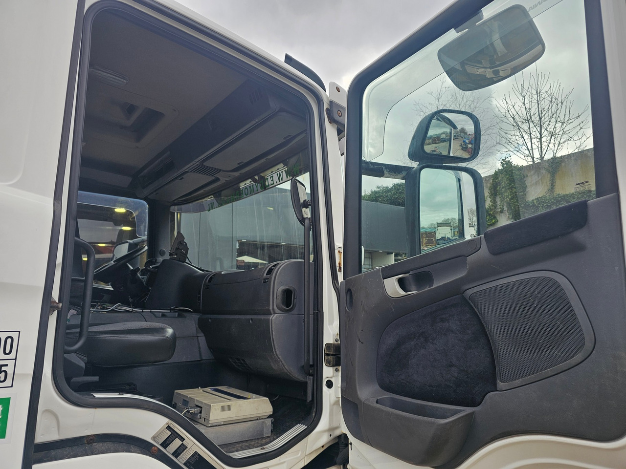 Cisternové vozidlo Scania P420 6x2*4: obrázek 13