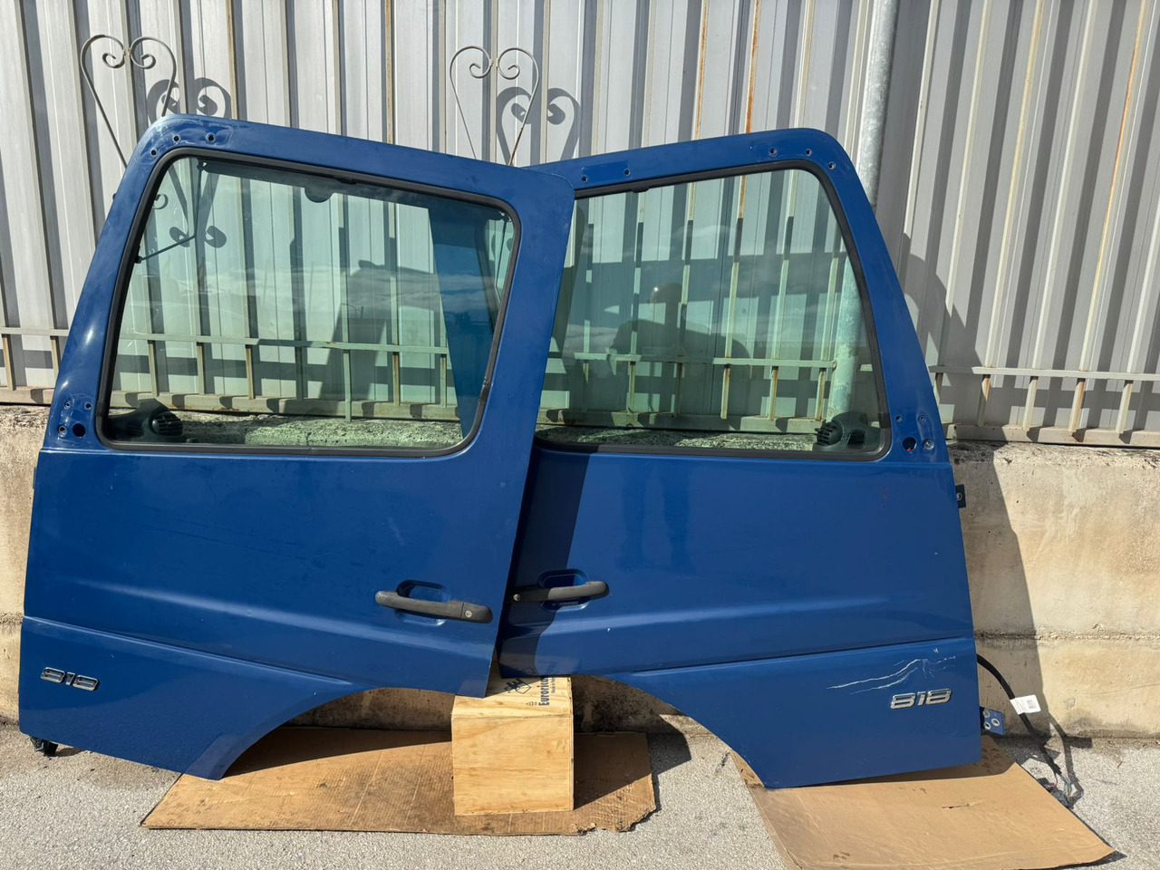 DOOR MERCEDES ATEGO 4 (LEFT AND RIGHT) - Kabina a interiér: obrázek 1 DOOR MERCEDES ATEGO 4 (LEFT AND RIGHT) - Kabina a interiér: obrázek 1