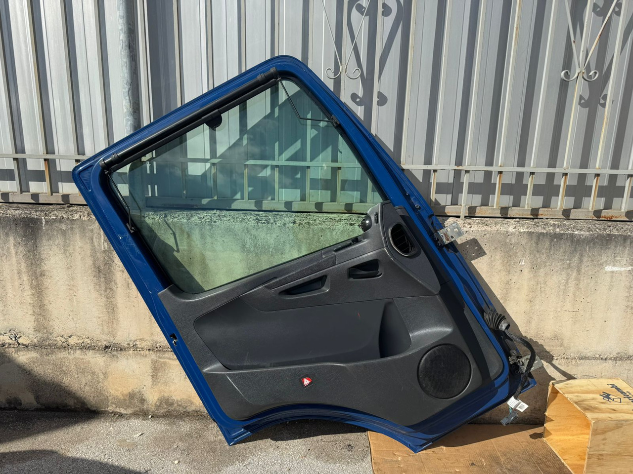 DOOR MERCEDES ATEGO 4 (LEFT AND RIGHT) - Kabina a interiér: obrázek 5 DOOR MERCEDES ATEGO 4 (LEFT AND RIGHT) - Kabina a interiér: obrázek 5