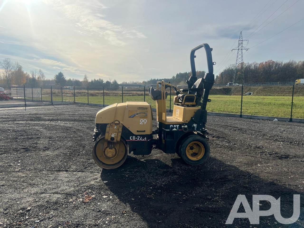 CATERPILLAR CB-225E - Válec: obrázek 2 CATERPILLAR CB-225E - Válec: obrázek 2