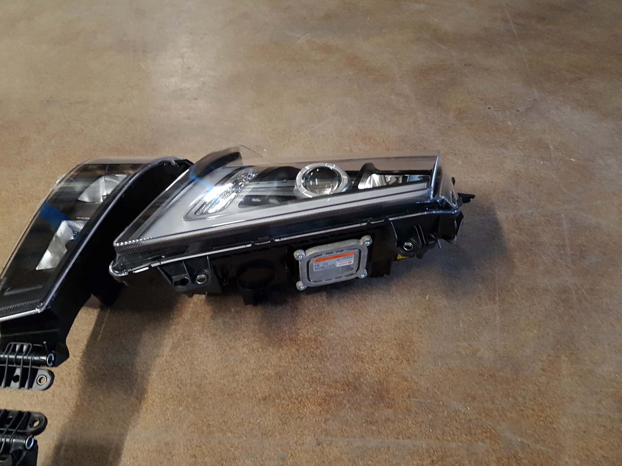 COMPLETE SET VOOR VOLVO FH4 (FH16 LOOK) DEPO XENON KOPLAMPEN + MISTLAMPEN LINKS EN RECHTS. 000126 - Mlhovka pro Nákladní auto: obrázek 2 COMPLETE SET VOOR VOLVO FH4 (FH16 LOOK) DEPO XENON KOPLAMPEN + MISTLAMPEN LINKS EN RECHTS. 000126 - Mlhovka pro Nákladní auto: obrázek 2