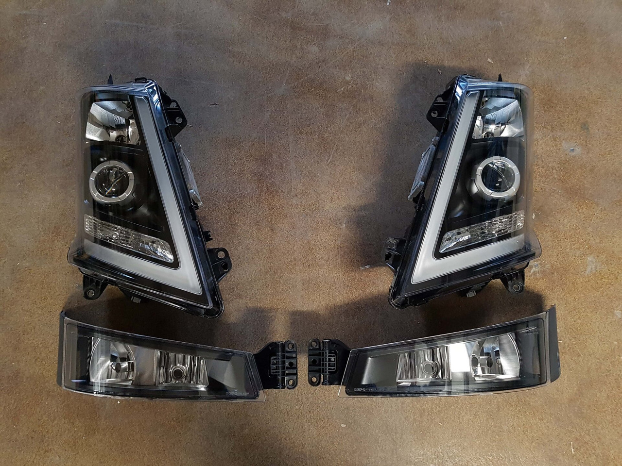 COMPLETE SET VOOR VOLVO FH4 (FH16 LOOK) DEPO XENON KOPLAMPEN + MISTLAMPEN LINKS EN RECHTS. 000126 - Mlhovka pro Nákladní auto: obrázek 1 COMPLETE SET VOOR VOLVO FH4 (FH16 LOOK) DEPO XENON KOPLAMPEN + MISTLAMPEN LINKS EN RECHTS. 000126 - Mlhovka pro Nákladní auto: obrázek 1