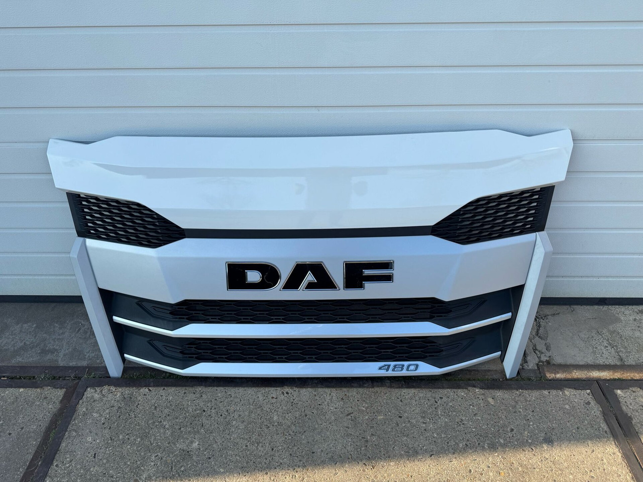 DAF XF NG GRILLE BOVEN COMPLETE | USED | 000238A - Mřížka pro Nákladní auto: obrázek 2 DAF XF NG GRILLE BOVEN COMPLETE | USED | 000238A - Mřížka pro Nákladní auto: obrázek 2
