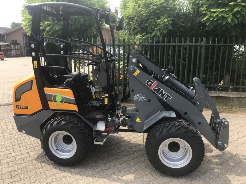 Giant G2200E - Kloubový nakladač: obrázek 1 Giant G2200E - Kloubový nakladač: obrázek 1