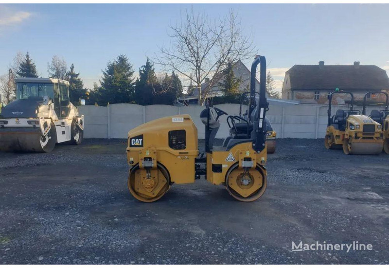 Caterpillar CB 24B road roller - Válec: obrázek 2 Caterpillar CB 24B road roller - Válec: obrázek 2
