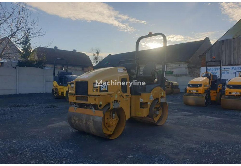 Caterpillar CB 24B road roller - Válec: obrázek 1 Caterpillar CB 24B road roller - Válec: obrázek 1