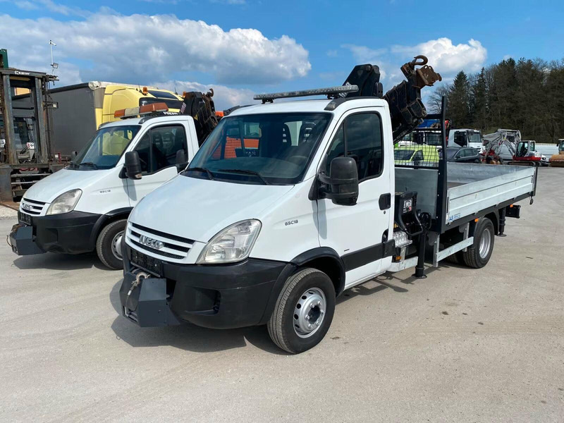 Iveco Daily 65C18 - Flatbed truck + crane - Nákladní automobil valníkový/ Plošinový, Auto s hydraulickou rukou: obrázek 1 Iveco Daily 65C18 - Flatbed truck + crane - Nákladní automobil valníkový/ Plošinový, Auto s hydraulickou rukou: obrázek 1