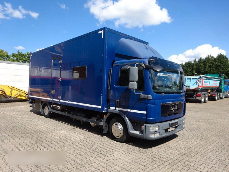 MAN 8.220 - Koffer - Skříňový nákladní auto: obrázek 2 MAN 8.220 - Koffer - Skříňový nákladní auto: obrázek 2