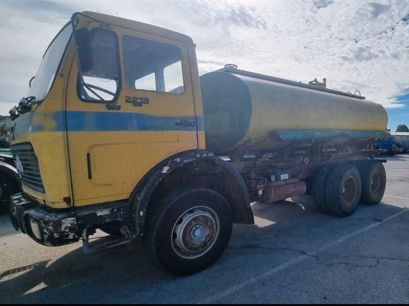 Mercedes-Benz 2219 6x4 Vízszállító Tartálykocsi - Cisternové vozidlo: obrázek 2 Mercedes-Benz 2219 6x4 Vízszállító Tartálykocsi - Cisternové vozidlo: obrázek 2