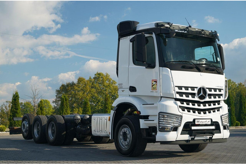 Mercedes-Benz AROCS 3248 / 8X4 / TRIDEM / RAMA POD ZABUDOWE 8 M / OŚ SKRETNA I - Podvozek s kabinou: obrázek 1 Mercedes-Benz AROCS 3248 / 8X4 / TRIDEM / RAMA POD ZABUDOWE 8 M / OŚ SKRETNA I - Podvozek s kabinou: obrázek 1
