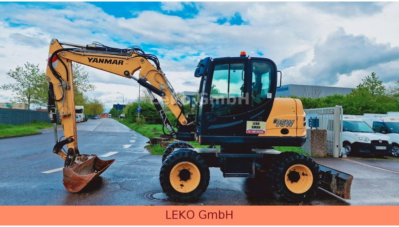 Yanmar B 95W Mit Drei Löffeln und Ein Hammer - Kolesové rýpadlo: obrázek 4 Yanmar B 95W Mit Drei Löffeln und Ein Hammer - Kolesové rýpadlo: obrázek 4