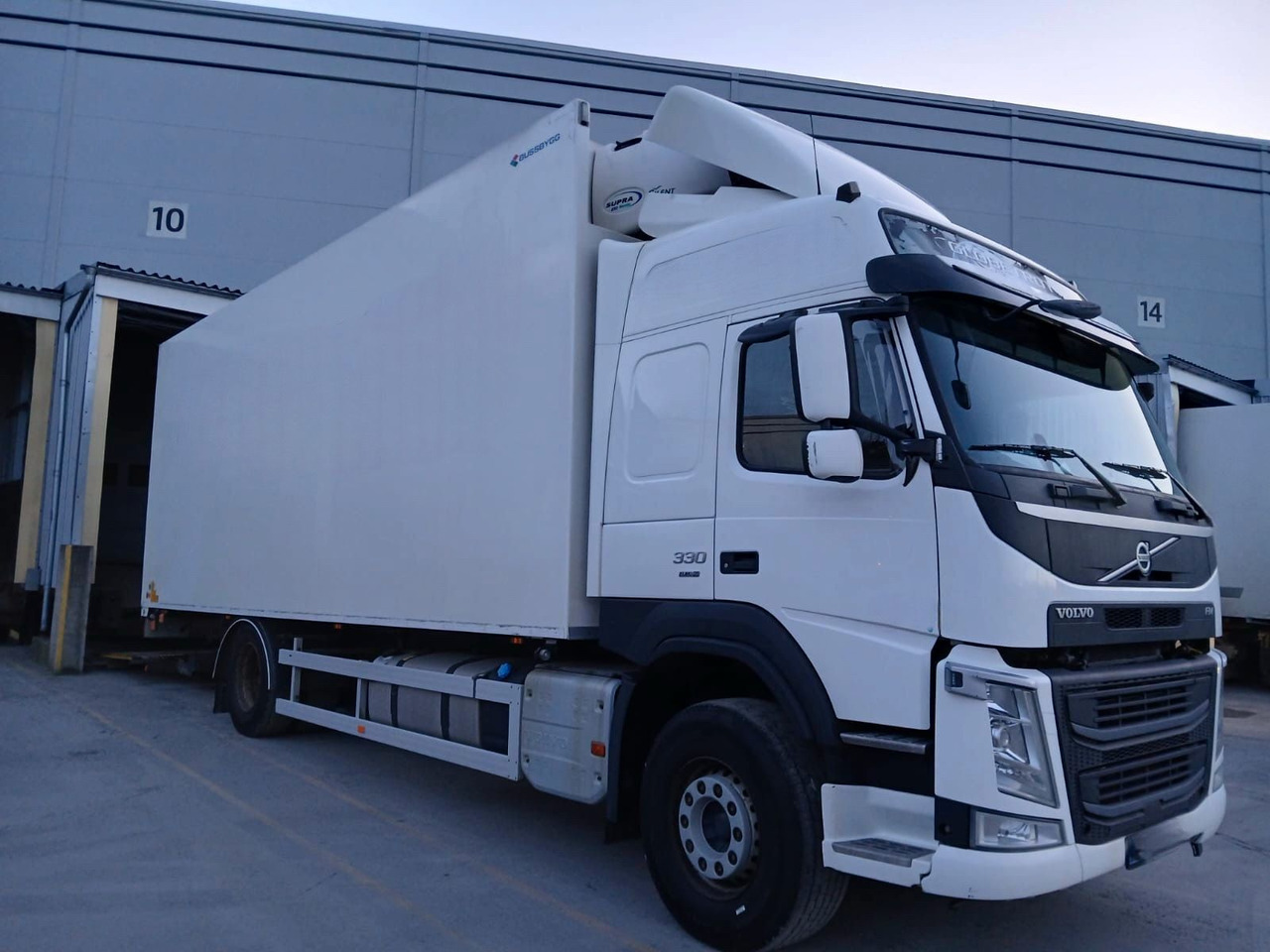 Volvo FM330 / Carrier Supra 850 nordic - Chladírenský nákladní automobil: obrázek 2 Volvo FM330 / Carrier Supra 850 nordic - Chladírenský nákladní automobil: obrázek 2