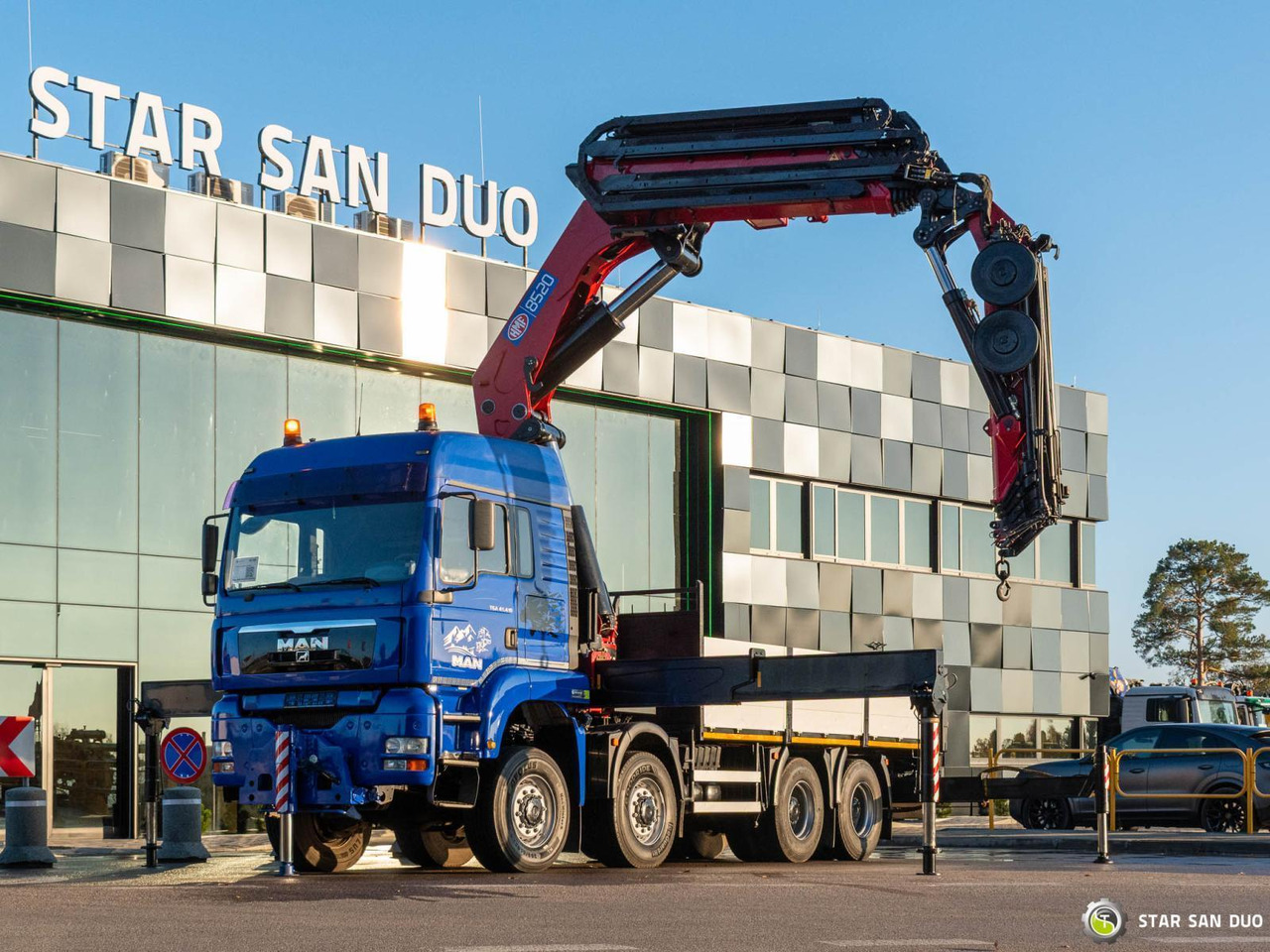 - Auto s hydraulickou rukou: obrázek 1 - Auto s hydraulickou rukou: obrázek 1