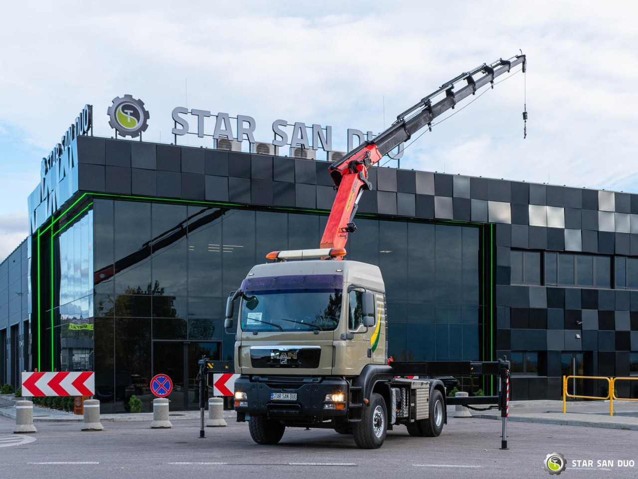 - Auto s hydraulickou rukou: obrázek 1 - Auto s hydraulickou rukou: obrázek 1