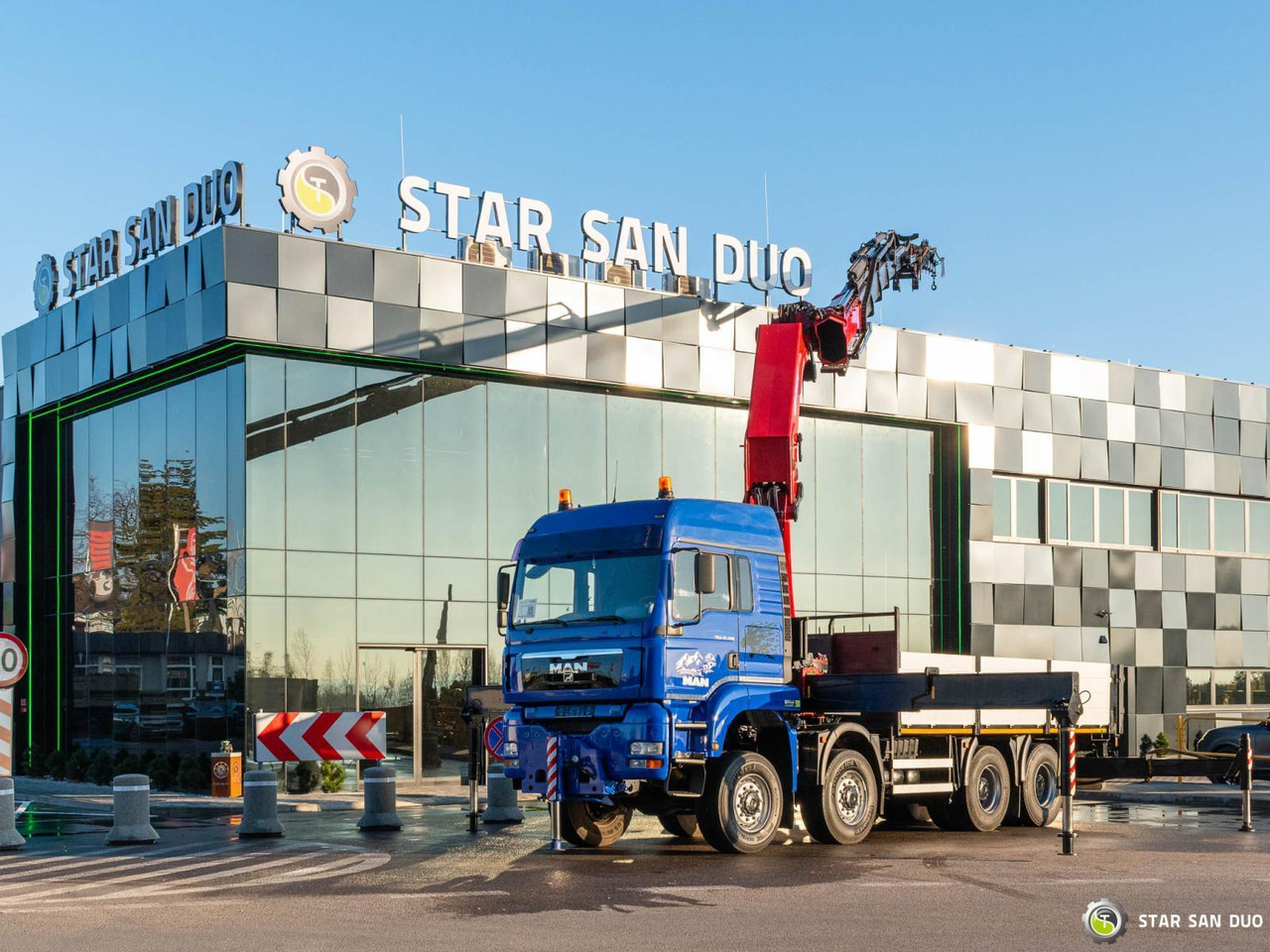 - Auto s hydraulickou rukou: obrázek 2 - Auto s hydraulickou rukou: obrázek 2