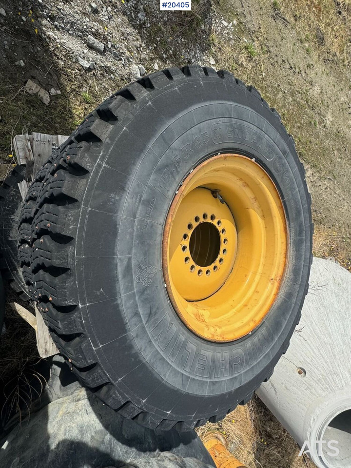 Michelin vinterdekk m/ felg - Pneumatiky a ráfky pro Stavební technika: obrázek 4 Michelin vinterdekk m/ felg - Pneumatiky a ráfky pro Stavební technika: obrázek 4