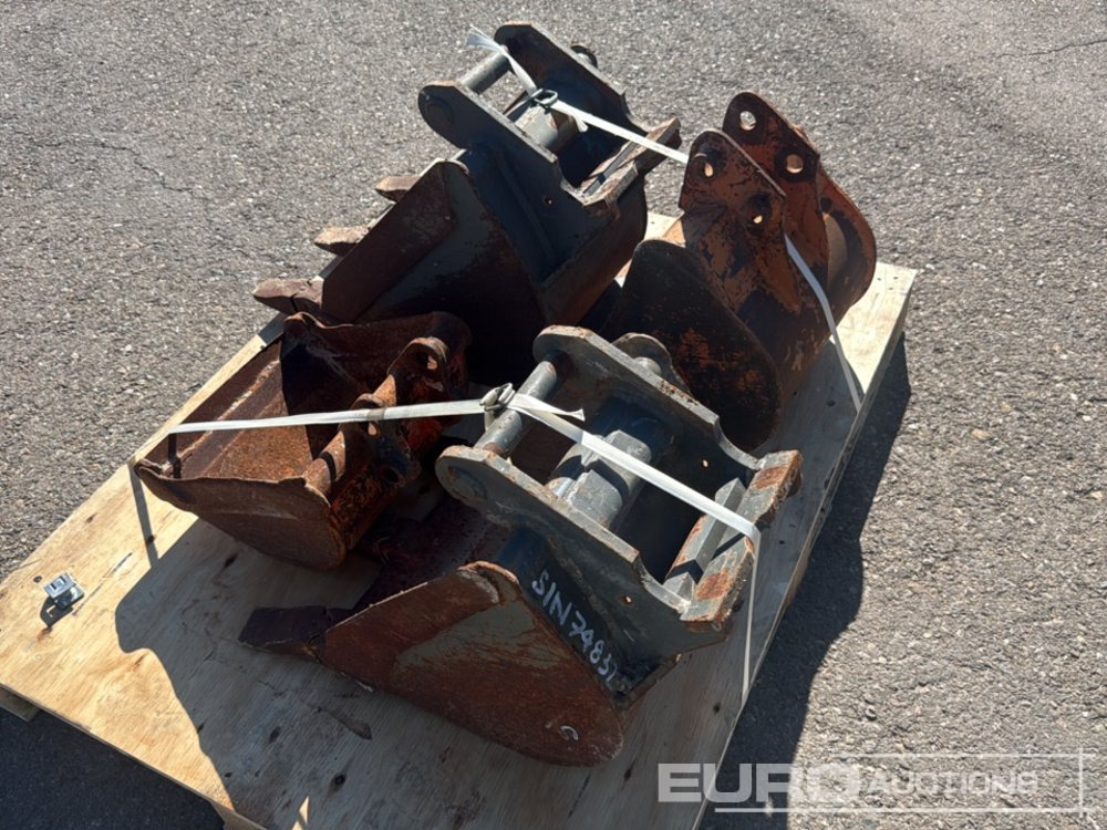 Pallet of Digging Bucket (2 of), Cleaning Bucket (2 of) to Suit 2-4 Ton Excavator - Lžíce: obrázek 1 Pallet of Digging Bucket (2 of), Cleaning Bucket (2 of) to Suit 2-4 Ton Excavator - Lžíce: obrázek 1