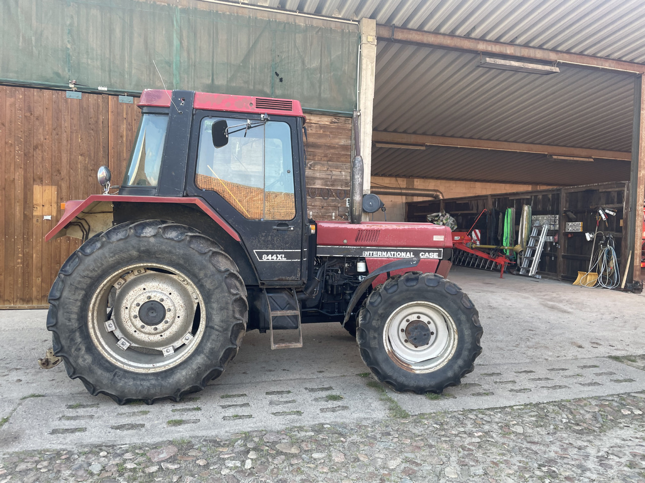 Case IH 844 - Traktor: obrázek 1 Case IH 844 - Traktor: obrázek 1