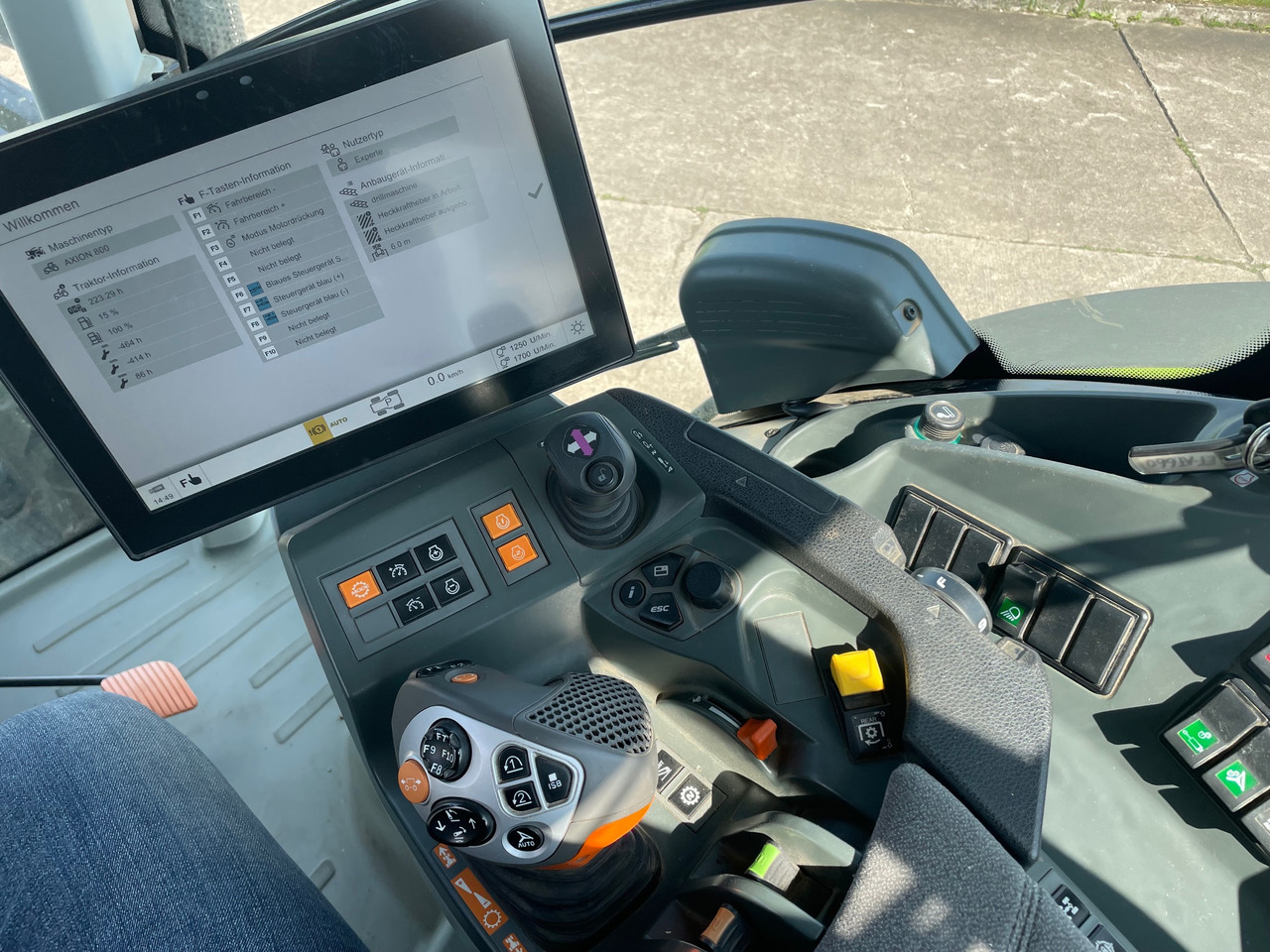 Claas Axion 870 CMATIC - Traktor: obrázek 3 Claas Axion 870 CMATIC - Traktor: obrázek 3